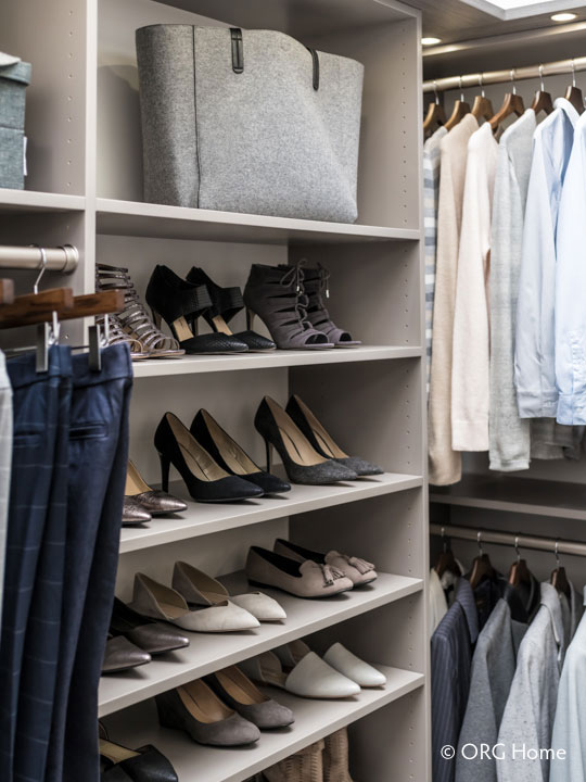 walk-in closet shoe shelves
